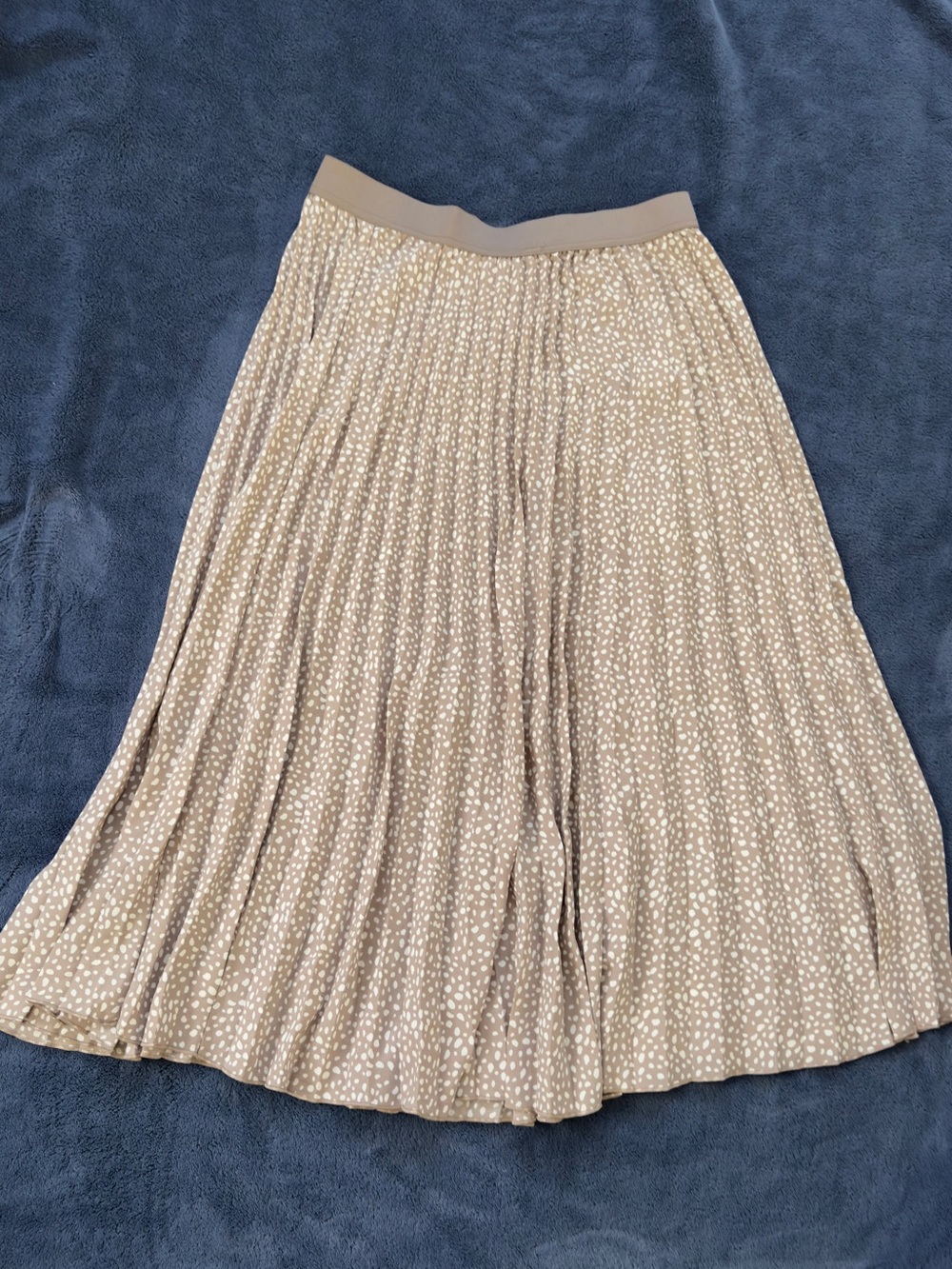 Vince Camuto Beige Micro Dot Pleated Midi Skirt